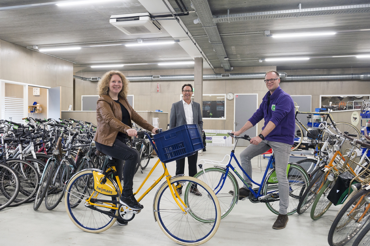 Sinds 2017 maken de medewerkers van de Fietsenwerkplaats van Circulus-Berkel elk jaar een aantal gele fietsen. Het zijn bedrijfsfietsen voor Heijmans, een  onderneming die in heel Nederland activiteiten in Vastgoed, Bouw &amp; Techniek en Infra combineert.
bit.ly/3ak9bqc