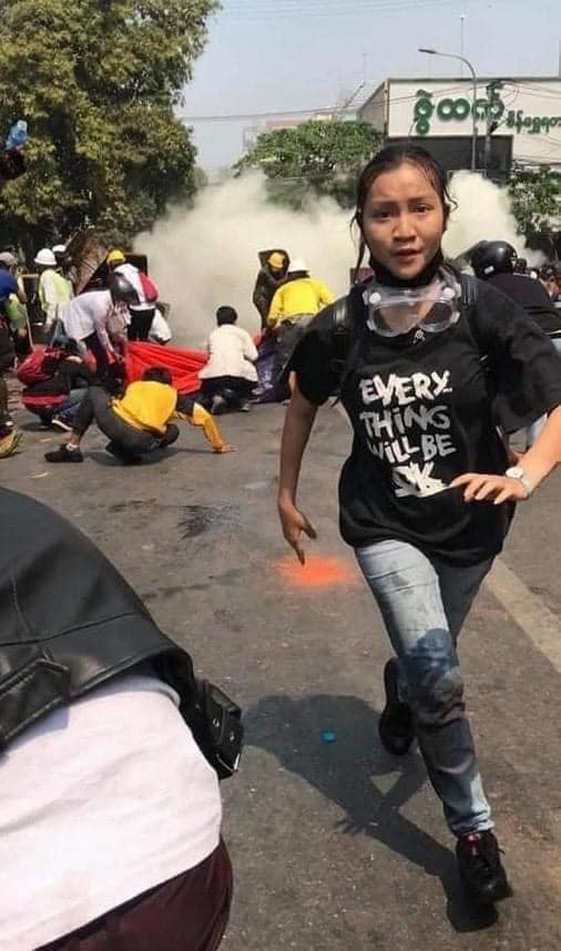 BrokenLittleFi1's tweet photo. Tdy,is the anniversary of South Korea's revolution.

Korean Parliamentarian 김윤덕(Gyeongyeon-dong) attended a parliamentary session with  "Everything will be okay" shirt, worn at the time of the martyrdom of the fallen star, Kyal Sin in Mandalay

#WhatsHappeningInMyanmar 
#Korea https://t.co/drp2sLWlTR