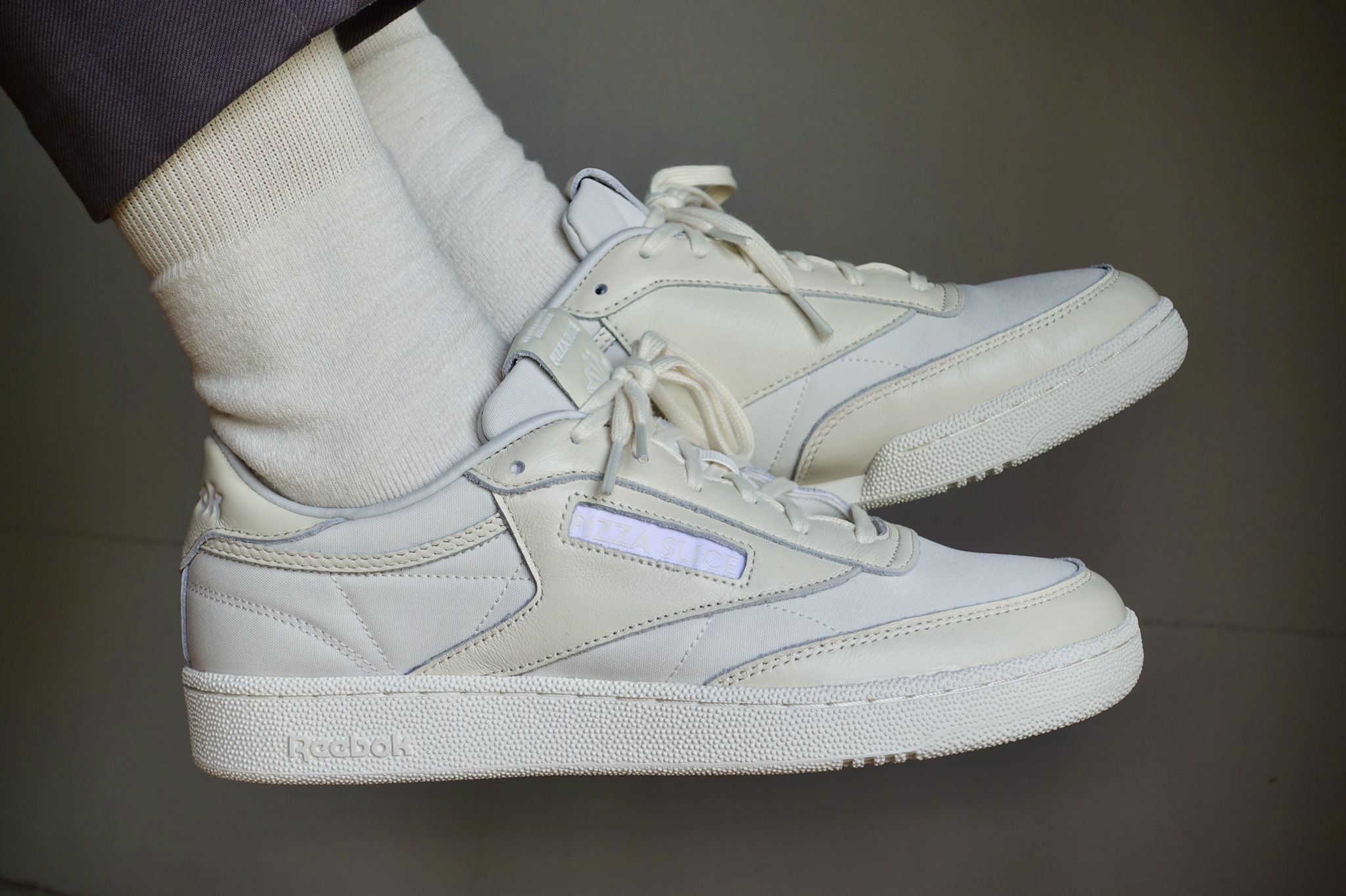 Reebok リーボック PIZZA SLICE CLUB C 85 リーボック×ピザ スライスのスニーカー「クラブ C」“チーズ”着想