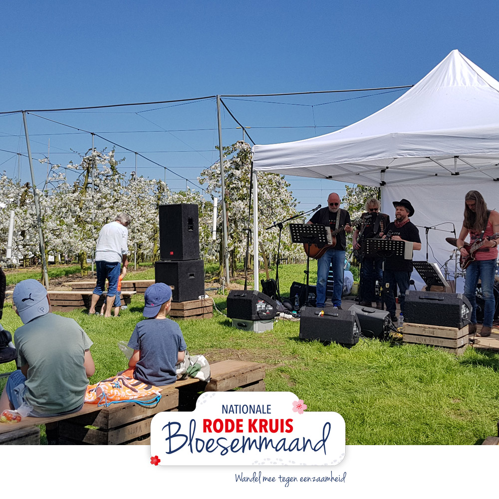 Tijdens de Bloesemtocht treden er altijd tientallen bands op. Om een indruk te krijgen van de sfeer die heerst tijdens deze dag, hebben we een playlist met daarin optredens van de laatste jaren. 

De playlist is via Spotify te beluisteren. rodekruisbloesemmaand.nl/inspiratie/muz…