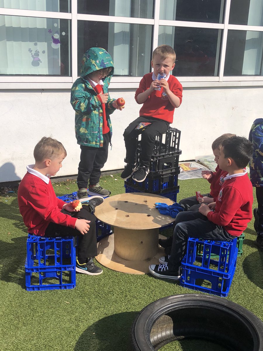 Lovely day for outdoor snack! #DIYtable #looseparts