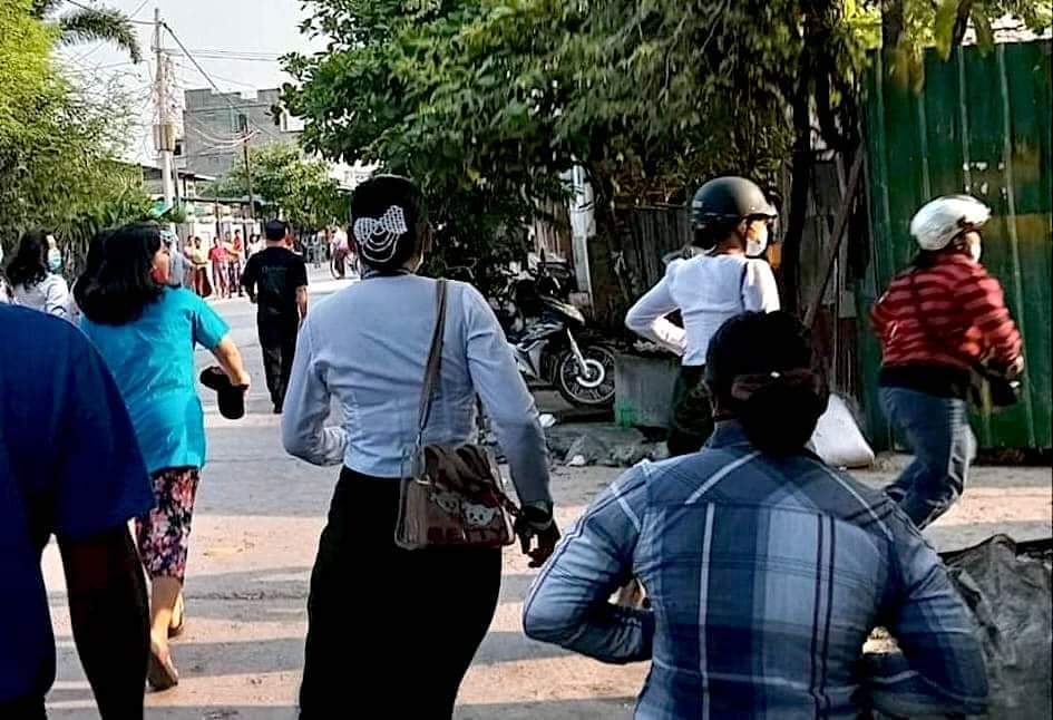 IrrawaddyNews's tweet photo. Junta forces rammed bike-riding anti-regime protesters in Mandalay with private cars on Apr. 19. Some protesters were injured and at least 10 were arrested. (Photo: CJ) #WhatsHappeningInMyanmar https://t.co/I3Jpj4Arpw