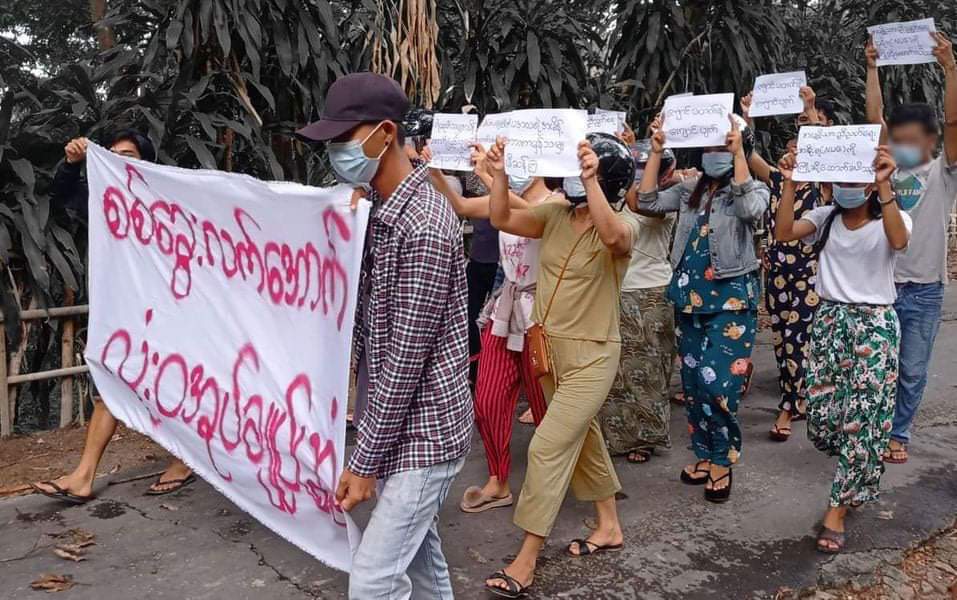 Mini_zll's tweet photo. Protesting against the Junta SAC and Supporting the National Unity Government by the people of MawLaMyine, Mon State 💚 #WhatsHappeningInMyanmar #Apr19Coup https://t.co/N91quR8hrc