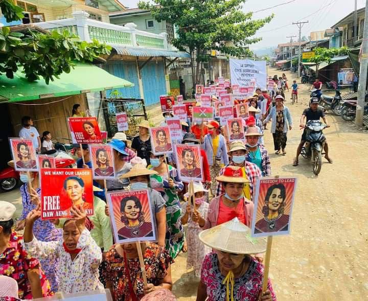 Mini_zll's tweet photo. The Walking Strike was held by the people in Tarmakhan, #Hpakant Township, Kachin State, this morning in the support of CRPH and calling for R2P. NUG ASSEMBLE #Apr19Coup #ASEANrejectSAC #WeSupportNUG #WhatsHappeningInMyanmar https://t.co/6wTQygil2U