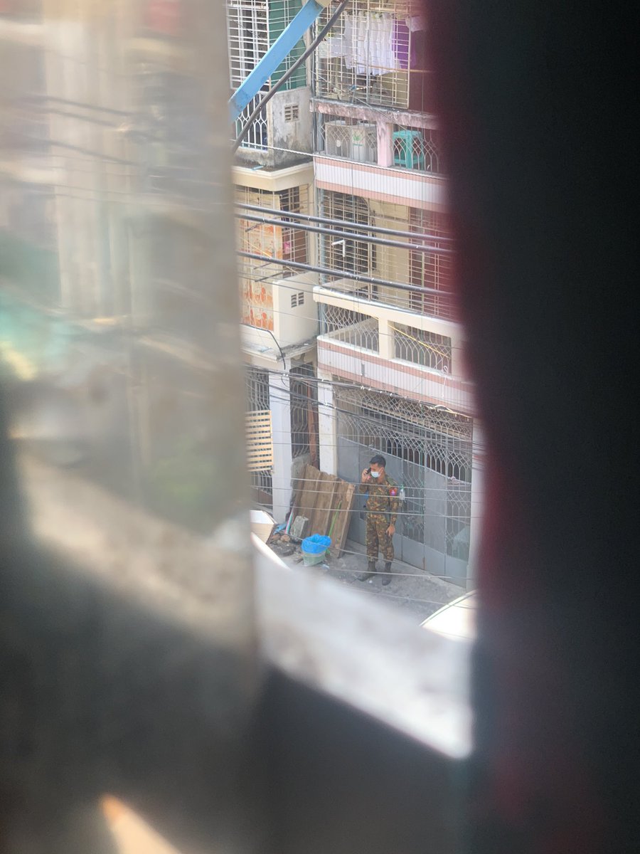Kyauk Myaung, Tamwe, Yangon: Terrorists (#Myanmar security forces) are raiding the houses in Thukha Street right now. Some youths were abducted. #WhatsHappeninglnMyanmar #Apr19Coup #MilkTeaAlliance