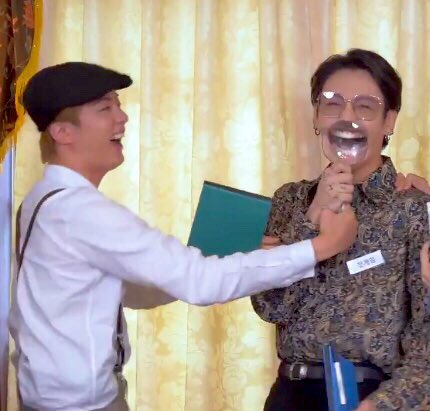 V4NTEKOO_'s tweet photo. jinkook being the most cutest and chaotic duo - a thread https://t.co/Zj6qx6QYoe