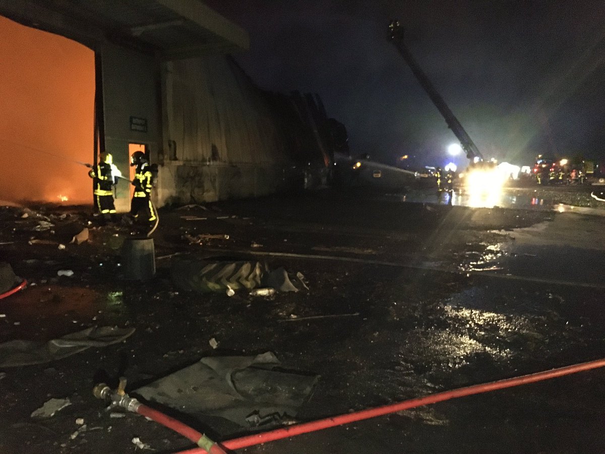 Dansamu08's tweet photo. Incendie hier soir vers 22h sur la friche de l’ancienne société de transports Mory à Sedan. De gros moyens pompiers sur place mais pas de blessés fort heureusement. Le grand hangar contenait encore de vieux pneus et de la déchèterie.@France3CA 
France 3 Grand Est. JT 12h.19h https://t.co/DBnXMQuIl6
