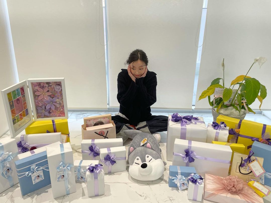 KimDami_INTL's tweet photo. 041921 | [d_a___m_i IG update]

Her update with the gifts 🥺♥️

#KIMDAMI #김다미 #キムダミ #金多美 #KimDamINTL #KIMDAMINTERNATIONAL https://t.co/7R86iUDAOh