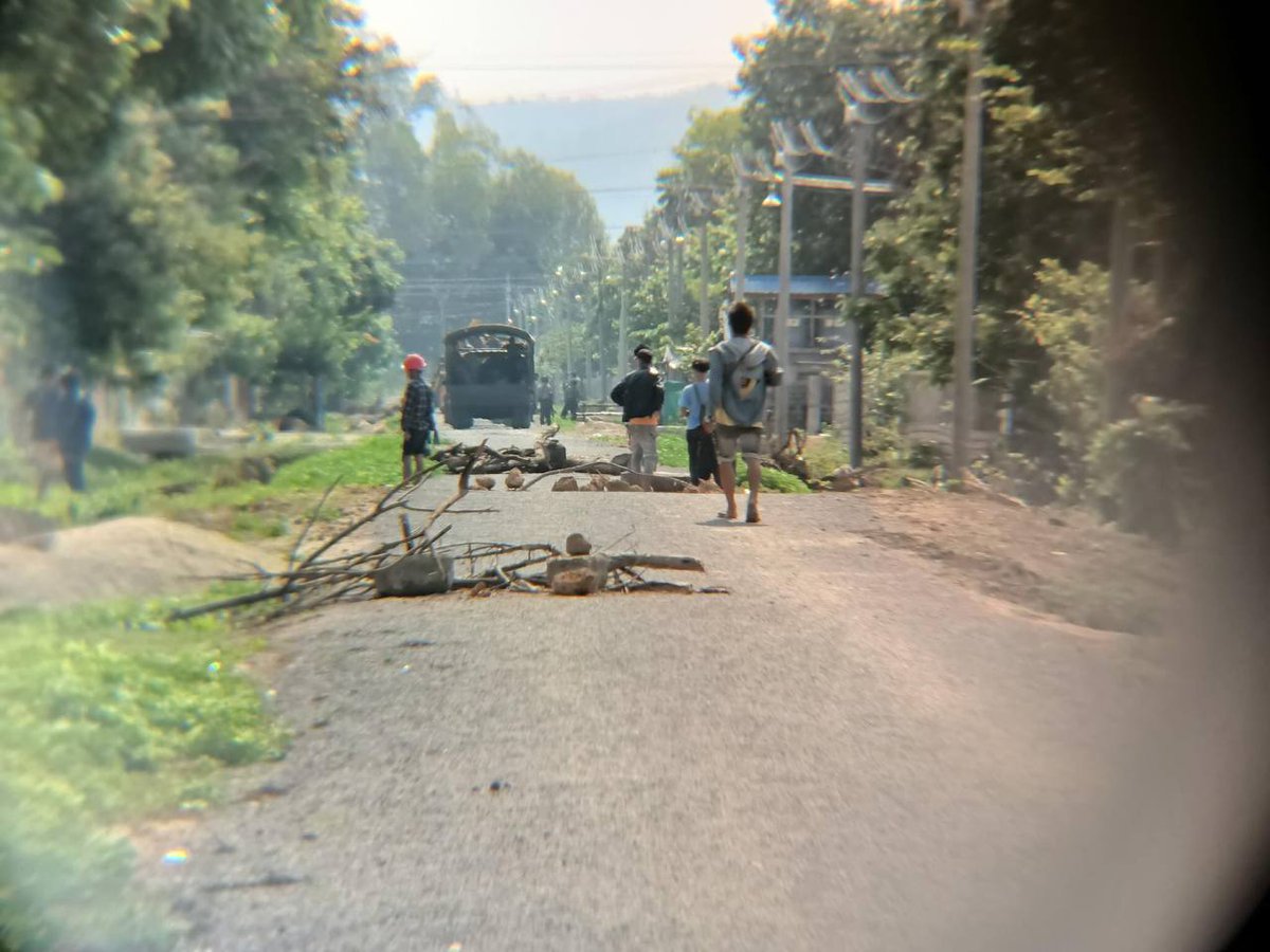 MyuMoe1's tweet photo. In Loikaw, Junta troops raided into the NarNatTaw ward, destroyed the civilians' barricades and opened gunfires continuously. Two civilians were abducted and 2 motorcycles were looted by Junta.
#Apr19Coup
#CrimesAgainstHumanity
#WhatsHappeningInMyanmar https://t.co/zMknMxH10o