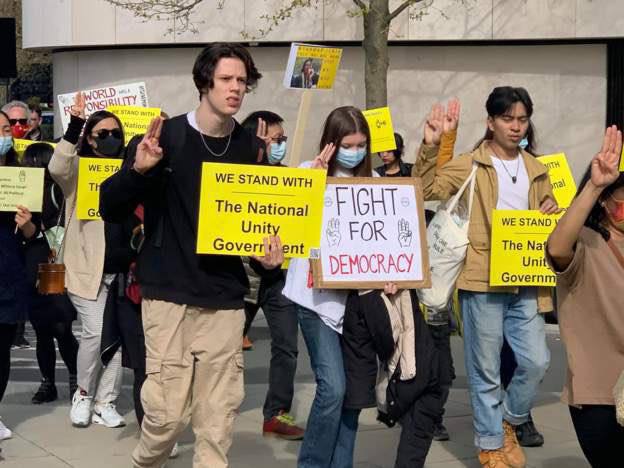 MyuMoe1's tweet photo. Massive protesters from London protesting against military dictatorship and calling out @UN to take immediate actions for Myanmar.
#WhatsHappeningInMyanmar 
#Apr19Coup 
#R2PNow
#WeSupportNUG https://t.co/KLgeG0MwLF