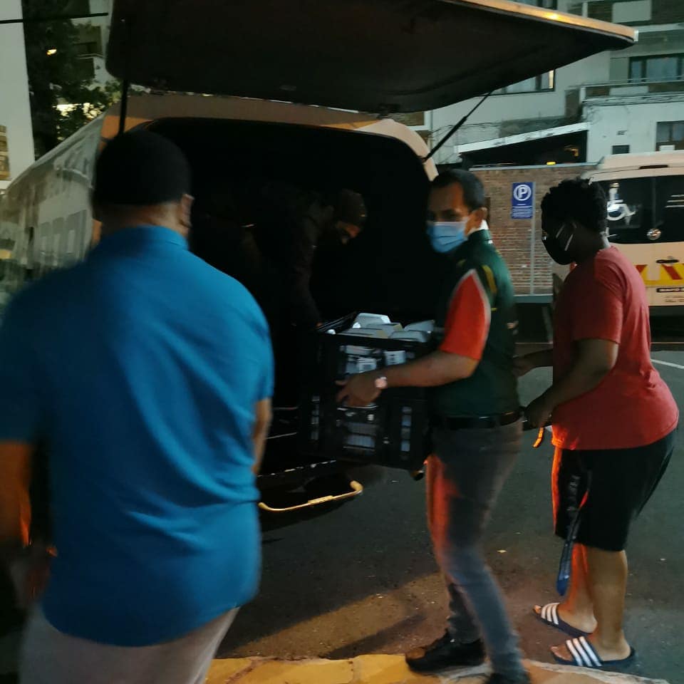 GiftoftheGivers's tweet image. Seen: Our team transporting the next load of hot meals to Groote Schuur residences as the students arrive in buses. 

Students require essential items such as soap, toothbrushes and toothpaste.

#MakeADifference #ForTheGreaterGood #DisasterResponse #CapeTownFires #UCTFire