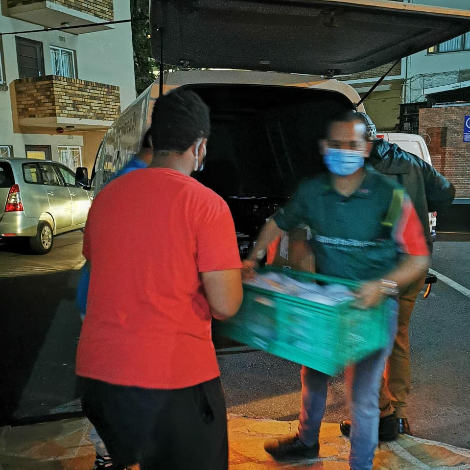 GiftoftheGivers's tweet image. Seen: Our team transporting the next load of hot meals to Groote Schuur residences as the students arrive in buses. 

Students require essential items such as soap, toothbrushes and toothpaste.

#MakeADifference #ForTheGreaterGood #DisasterResponse #CapeTownFires #UCTFire