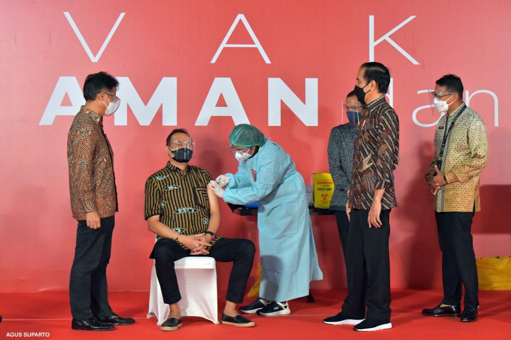 Cak Lontong, Bimbim Slank, Widi Mulia Sunarya, Ayu Utami, Hanafi, Nicholas Saputra, dan lain-lain, hari ini menjalani vaksinasi Covid-19 bersama ratusan seniman dan budayawan se-Jabotabek. 

Semoga selekasnya mereka bisa beraktivitas seperti biasa dan terlindungi dari Covid-19.