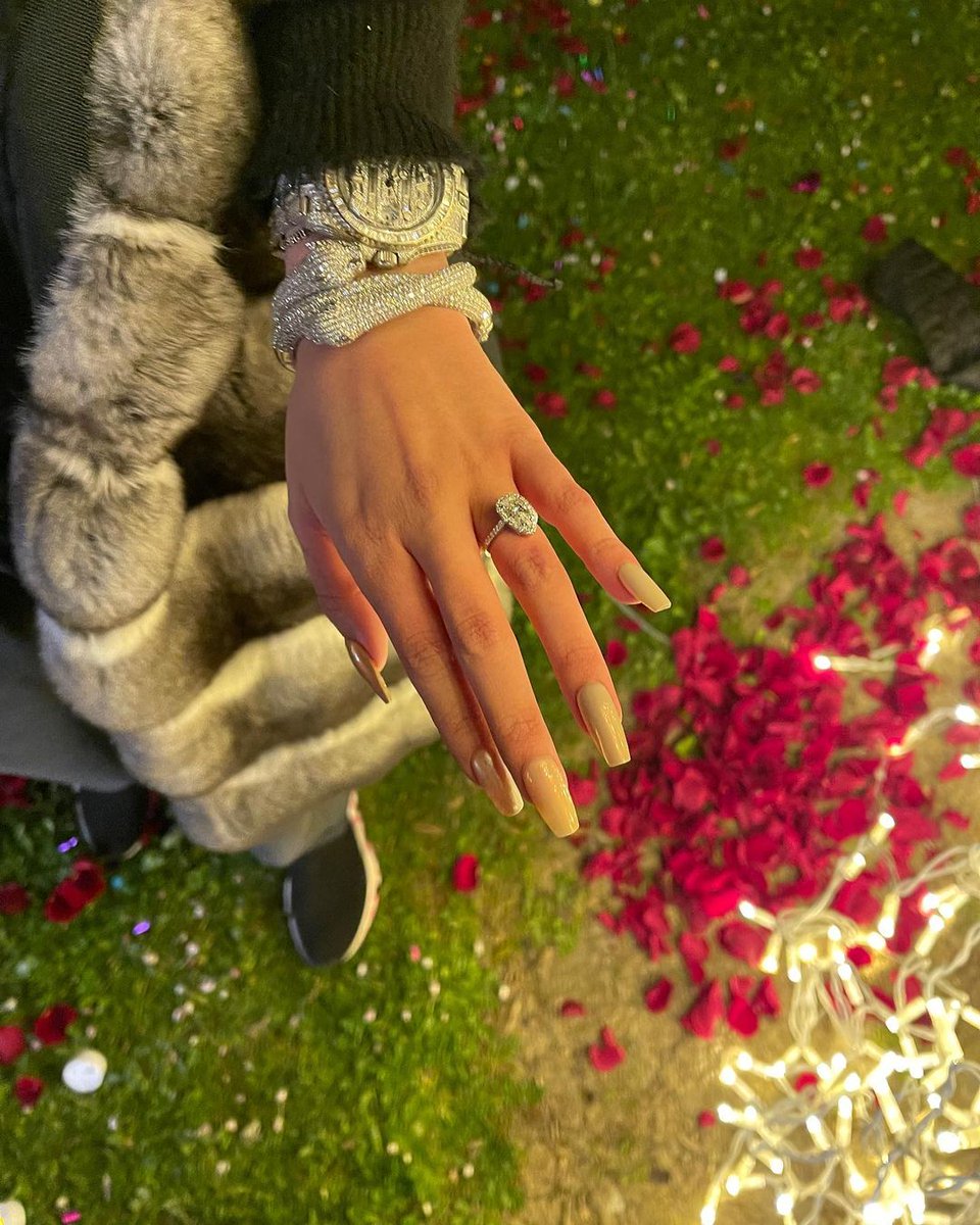 —Vía IG...
                     Pese a ser algo que ya había anunciado el mes pasado, Sora tenía algunas fotos de la noche en que <a href="/MazcxlxB/">Benjamin.</a> le había pedido matrimonio que quería compartir. Así que las publica en su perfil.—