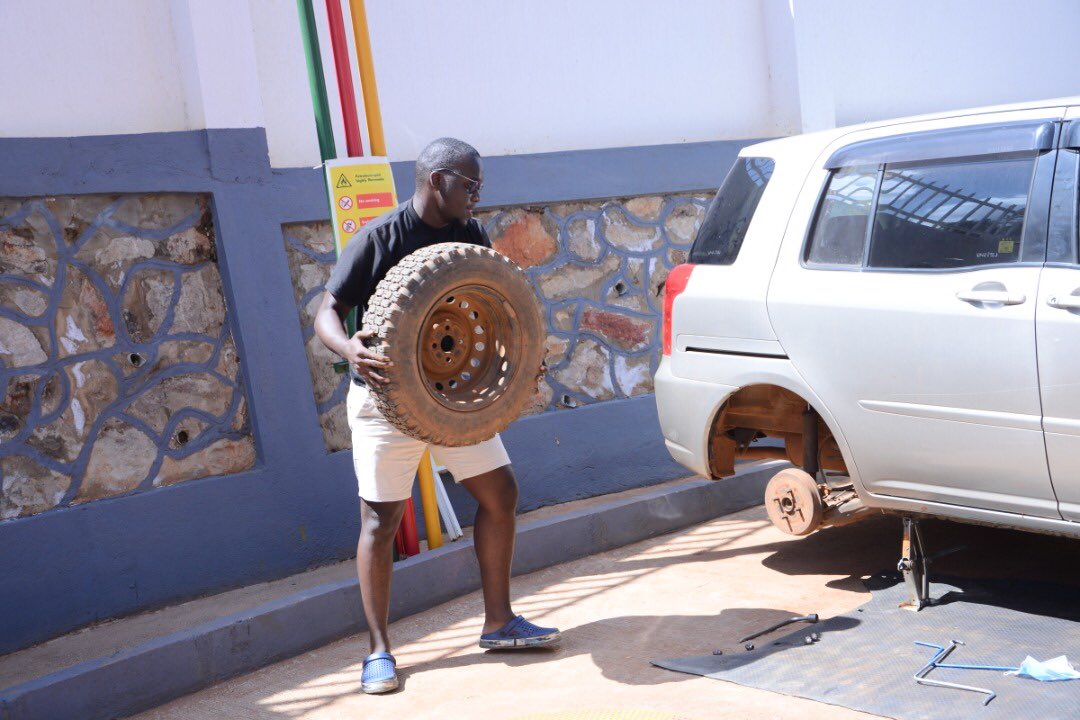 PirateMulwana's tweet photo. We then finally did the tyre changing challenge where i emerged best courtesy of changing a tyre in 3 minutes
Meanwhile, @emeka_ug the mukiga was sweating like a problemππ #ShellEttuuse #ShellTreasureHunt https://t.co/RJr6wPjeDJ