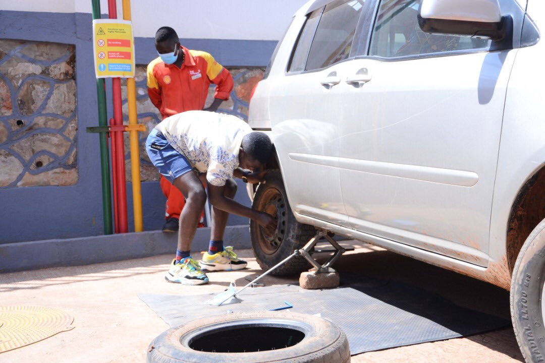 PirateMulwana's tweet photo. We then finally did the tyre changing challenge where i emerged best courtesy of changing a tyre in 3 minutes
Meanwhile, @emeka_ug the mukiga was sweating like a problemππ #ShellEttuuse #ShellTreasureHunt https://t.co/RJr6wPjeDJ
