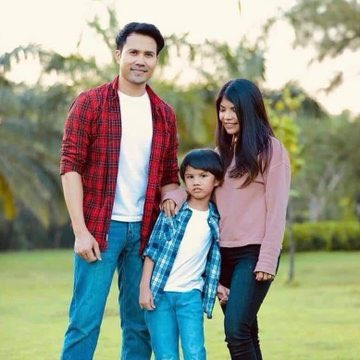 BrokenLittleFi1's tweet photo. According to @mrattkthu Telegram channel, 
Actor ZenKyi and family have been put under house arrest and now ZenKyi’s knee is in critical condition. Also, his 2yrs son has "Speech Del( Alalia)".

They both need treatments ASAP! 

#CrimesAgainstHumanity 
#WhatsHappeningInMyanmar https://t.co/6wnPbmhXAJ