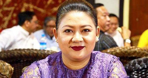 Myo Thandar Tun, an actress, was abducted by Terrorists (#Myanmar security forces) at Yangon Airport today. 

Junta issued arrest warrants against all actors featured in an election campaign film for NLD in 2020. She was one of them. 

#WhatsHappeningInMyanmar #Apr19Coup