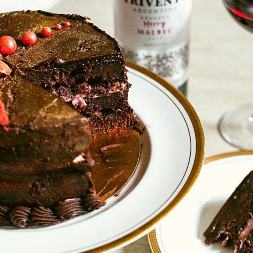 Bake the booziest of red wine &amp; chocolate cakes with this kit...have your cake and drink it too. This Red Wine Chocolate Cake recipe is a chocolate lover’s dream come true! Datemakers members save 25% l8r.it/xTta