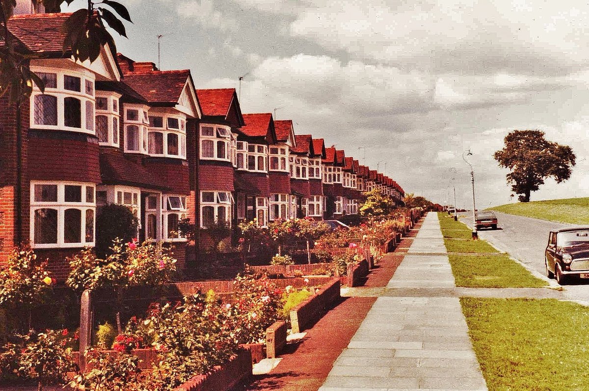 Houses pictured in 1979 at #cannonhillcommon in #merton built by developer Blay who offered 60 acres of land to the local council for the creation of the common. Almost 54 acres were eventually purchased, with properties built around the common from 1927.