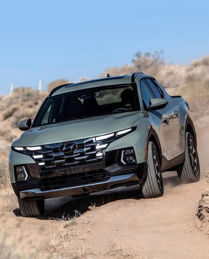DopeCarsZA's tweet photo. Meet the all-new #Hyundai Santa Cruz. 
A turbocharged 2.5L four will be available offering more than 205kW (275hp). 

What do you think of it? https://t.co/FLHokTgLAR