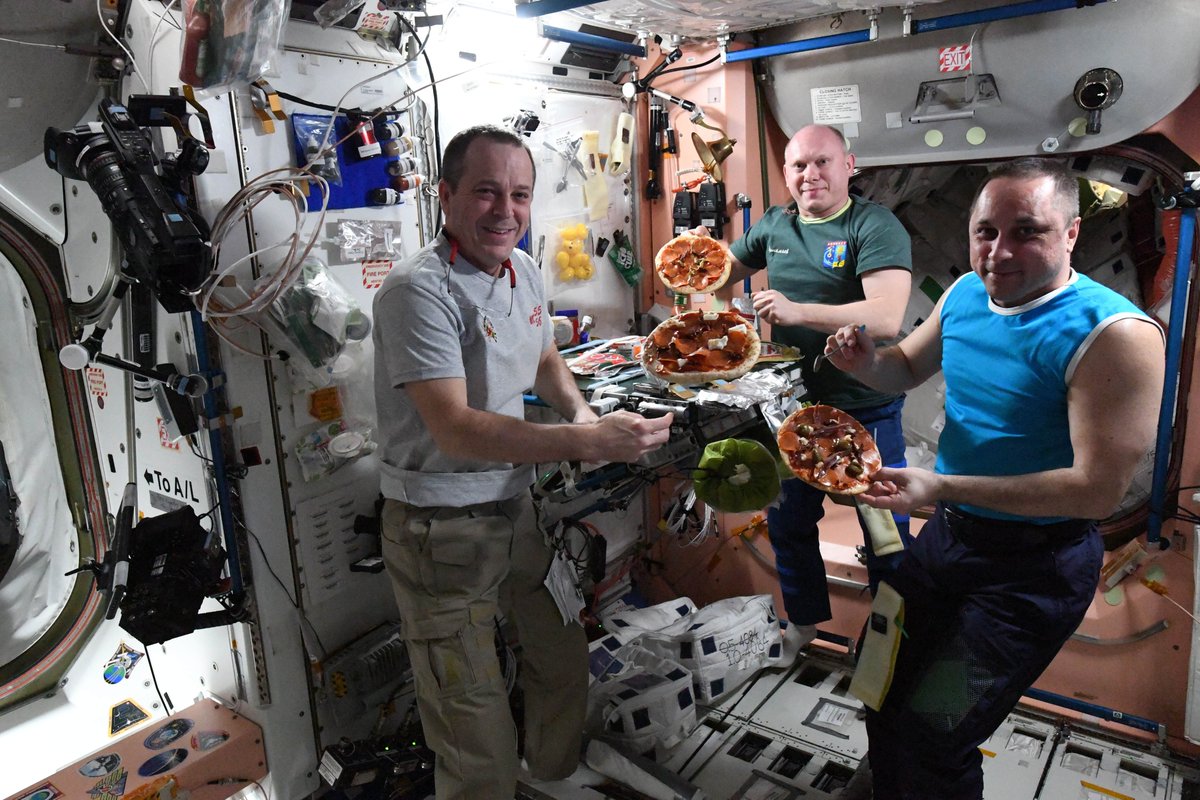 OlegMKS's tweet photo. How to make pizza on the ISS?
Easily! In the stove of the Unity module (Node-1). Pizza ingredients arrived at Dragon.
It turned out very tasty!
#пицца #pizza #Unity #Node1 #Dragon #космонавт #космос #space #МКС #ОлегАртемьев #olegmks https://t.co/eS3rwBHDFM