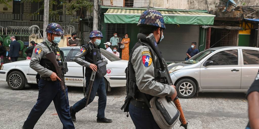 Myanmar: A Japanese freelance journalist, Yuki Kitazumi, who previously was a reporter for the Tokyo-based Nikkei business daily and now lives in Yangon, "was carried away by a police vehicle near his house on Sunday night," local media reported. asia.nikkei.com/Spotlight/Myan…