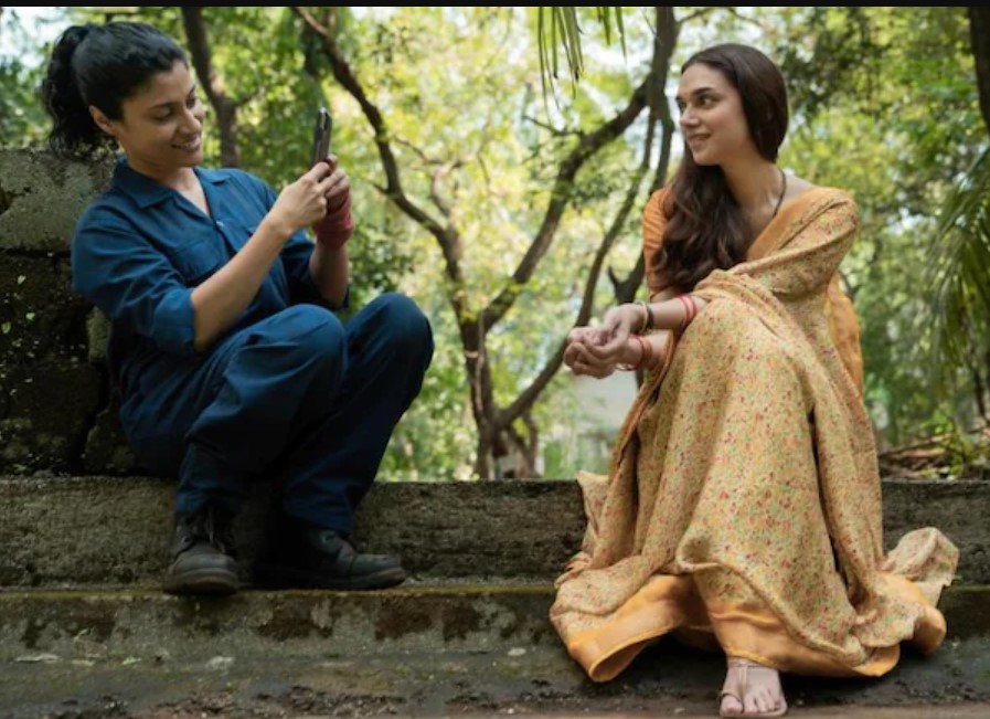 Now Streaming #AjeebDaastaans every daastaans is beautifully scripted...has a message....@aditiraohydari @konkonas #GeeliPucchi a unique friendship story shines above all. Watch it on #Netflix