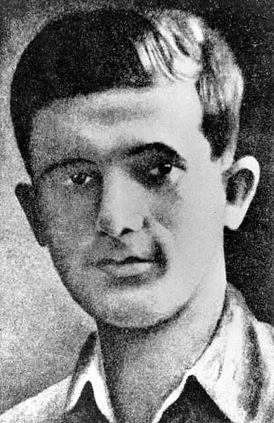 Heute vor 78 Jahren begann der #WarschauerGhetto-Aufstand und damit der größte bewaffnete jüdische Widerstandsakt gegen die Nazis.
Über ein Monat lang verteidigten die Aufständigen, angeführt von Mordechai Anielewicz, das Ghetto. 

Gedenken wir der Held:innen für die Freiheit.