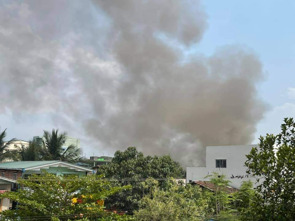 A fire broke out in 10 South Ward office in Khine Shwe Wah,#Tharkeyta around 2PM today. #Apr19Coup #CrimesAgainstHumanity #WhatsHappeningInMyanmar https://t.co/GtWaRwpgbZ