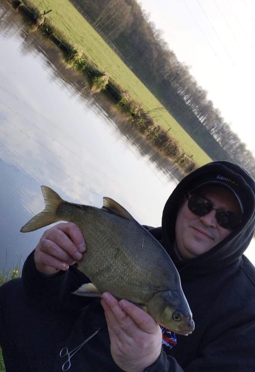 A quiet Saturday on the canal 🎣