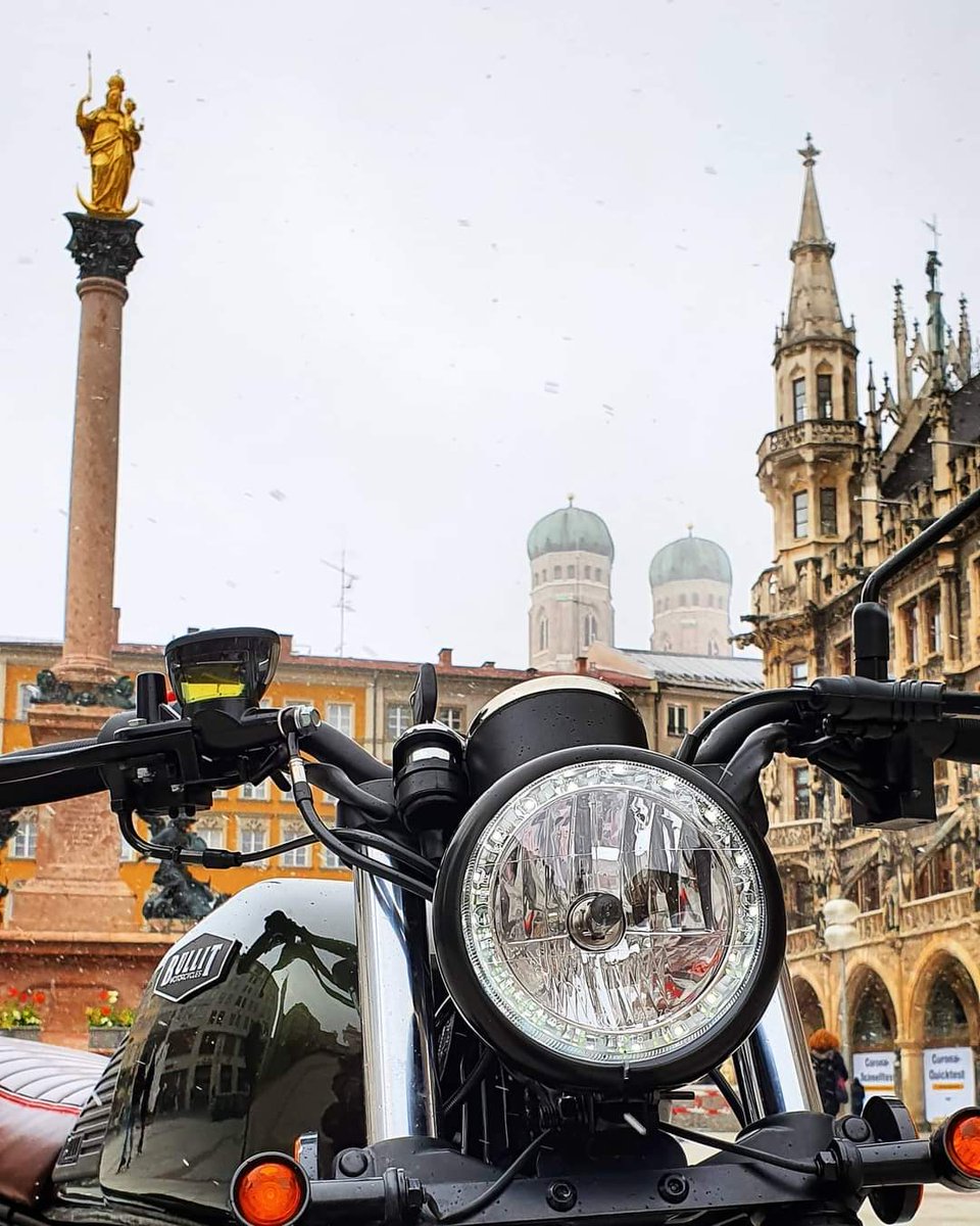 BullitJapan's tweet photo. Spotted in Munich during a snowy day ❄️

#BullitMotorcycles
#BullitAddict
#Bluroc125
.
.
.
.
.
#munich #moto #bullit #motorcycles #motorbike #germany #deutschland #münchen #marienplatz #snowy #125cc #cathedral #🇩🇪 #bayernmunich #bayern https://t.co/c91yrfvGoY