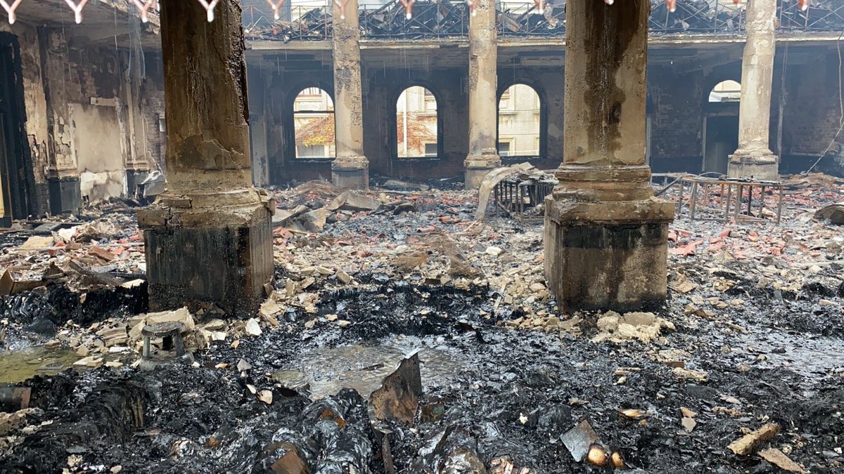 24 hours: The historic main reading room of UCT's Jagger Library as it was, and as it is this morning.  #capetownfire