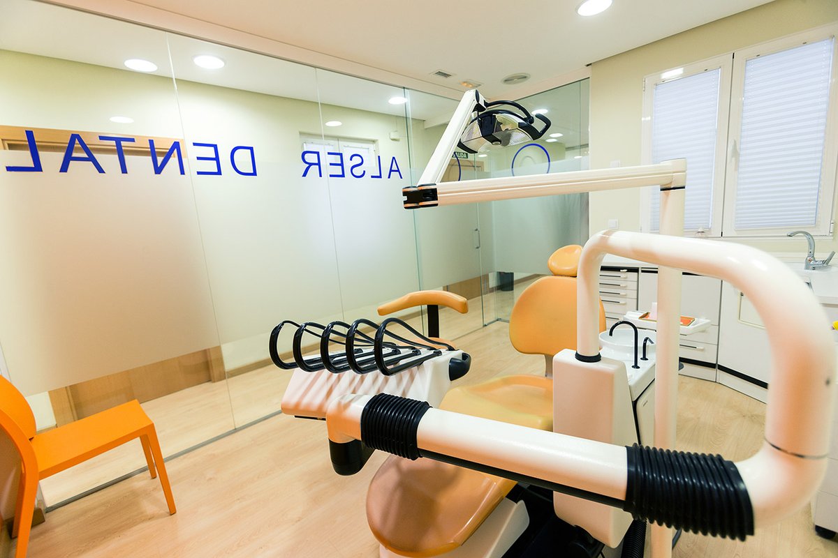 Dientes sensibles, gingivitis y caries sin tratar son los 3 principales problemas de salud bucal según la última encuesta del <a href="/CNSJ_Dentistas/">Consejo General de Dentistas de España</a> 

Los dentistas somos lugares seguros, no dejes que un pequeño problema se haga más importante y ven a vernos.