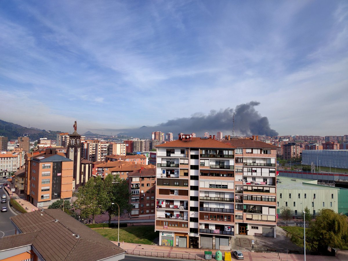 Gaaattu's tweet photo. No es tontería el incendio de Barakaldo @BomberosBizkaia https://t.co/bBBshgMiAp