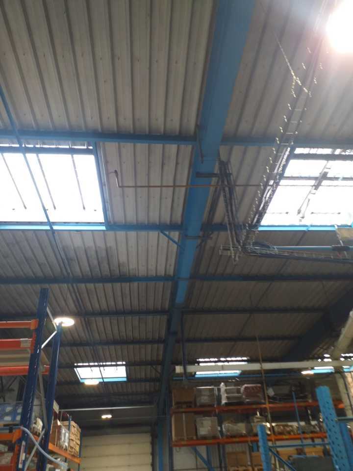 Grandjouan Propreté c'est aussi de l'après sinistre. Ici nous décontaminons une usine suite à un incendie. Il nous faudra deux nacelles et une équipe bien formée pour en venir à bout. #propreté #réseauRAS