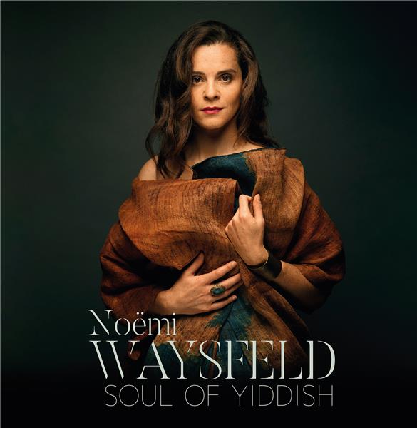 "Soul of Yiddish" : le dernier album de Noëmi Waysfeld est une pure merveille. Une voix sablonneuse, une belle lumière, de la poésie... la chanteuse s'entoure de guitare, violon et contrebasse et nous appelle à prendre notre envol. 