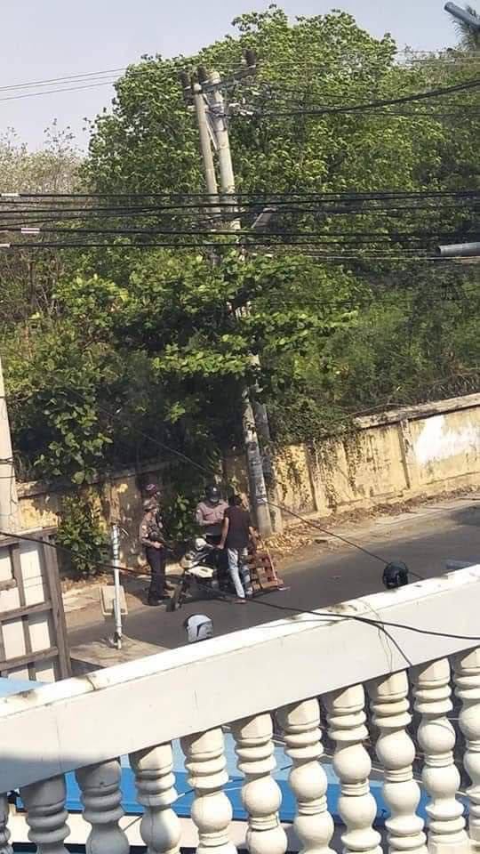 PurplewingsMm's tweet photo. Terrorists were ambushing at the corner of 42x69 in Mandalay to inspect every passing vehicles and abducted anyone who have photos/videos/tattoos concerned with revolution.
#Apr19Coup
#CrimesAgainstHumanity
#WhatsHappeningInMyanmar https://t.co/19WMR6f4Wv