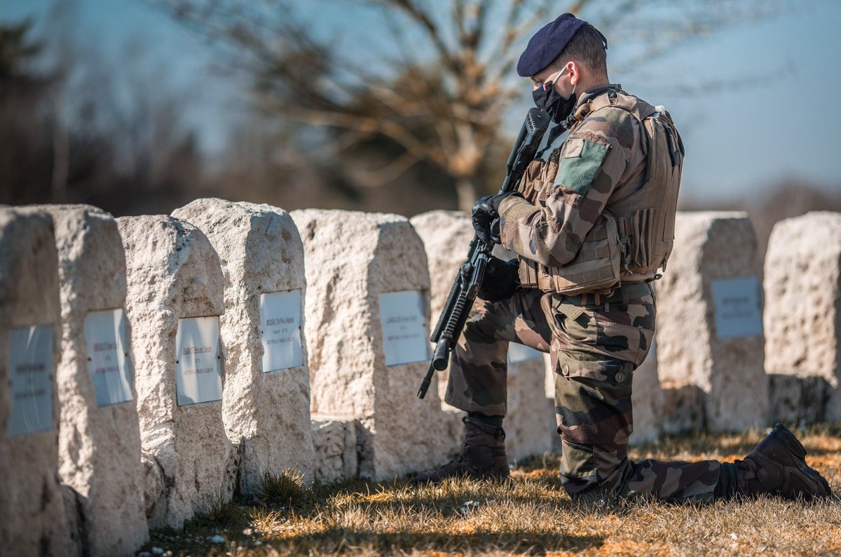 armeedeTerre's tweet photo. Des votes très serrés pour la #PhotoDeLaSemaine📸 mais votre cliché préféré est celui du @35emeRI 🏆 !

Leur groupe #Sentinelle était au monument aux morts de la 28e brigade, un lieu chargé d'histoire où sont enterrés des soldats du #35RI &amp; du 42e RI.
Bravo au photographe ! https://t.co/f88JC8LbNn