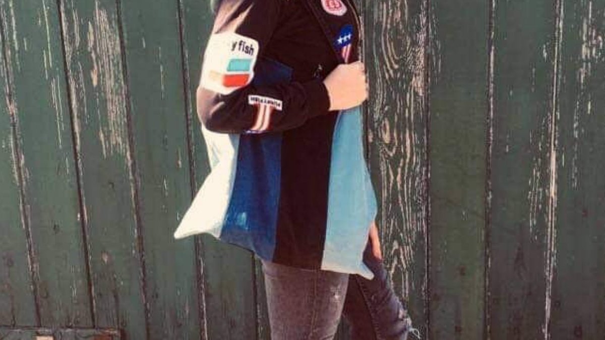 This stripey denim tote bag is made out of preloved jeans,
perfect for food and clothes shopping as a more stylish
and sustainable alternative to a plastic bag.

#handmadebyme #quarantineindenim #jeantransformation