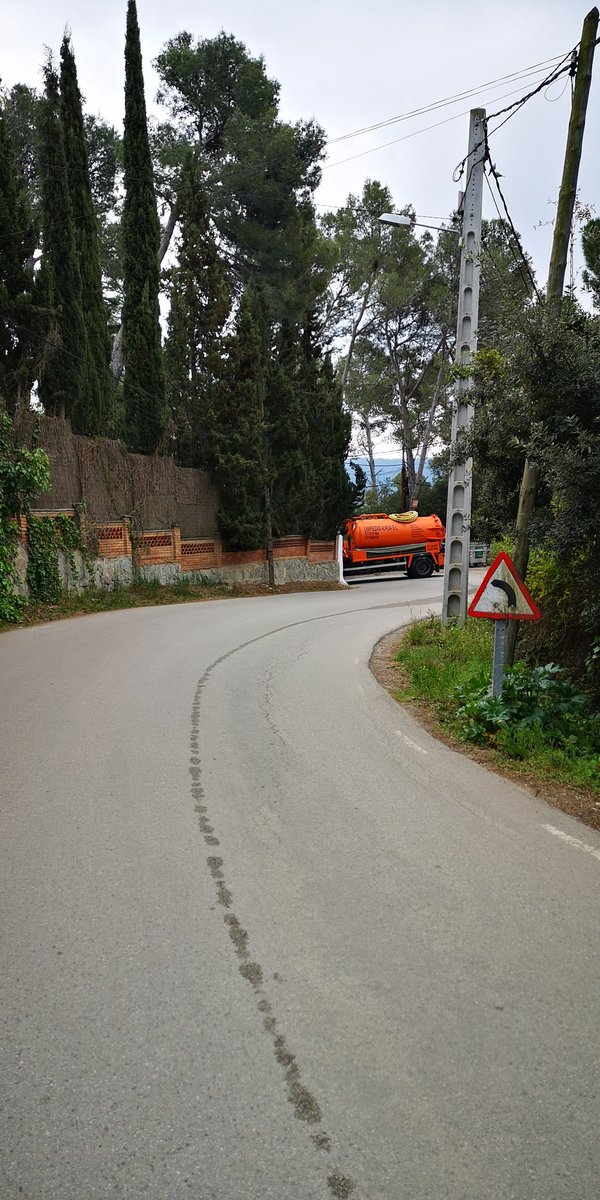 A Collserola vivim i volem estar segures. Curva de gairebé 90° sense bona senyalització a la carretera entre La Floresta i Molins. És un perill per qui no la coneix. Com ho teniu per millorar-ho? <a href="/ajsantcugat/">Aj. Sant Cugat</a> <a href="/AjMolinsdeRei/">Ajuntament de Molins de Rei</a> <a href="/parcncollserola/">Parc Natural de Collserola</a> <a href="/EMDValldoreix/">EMD de Valldoreix</a> #Collserola
