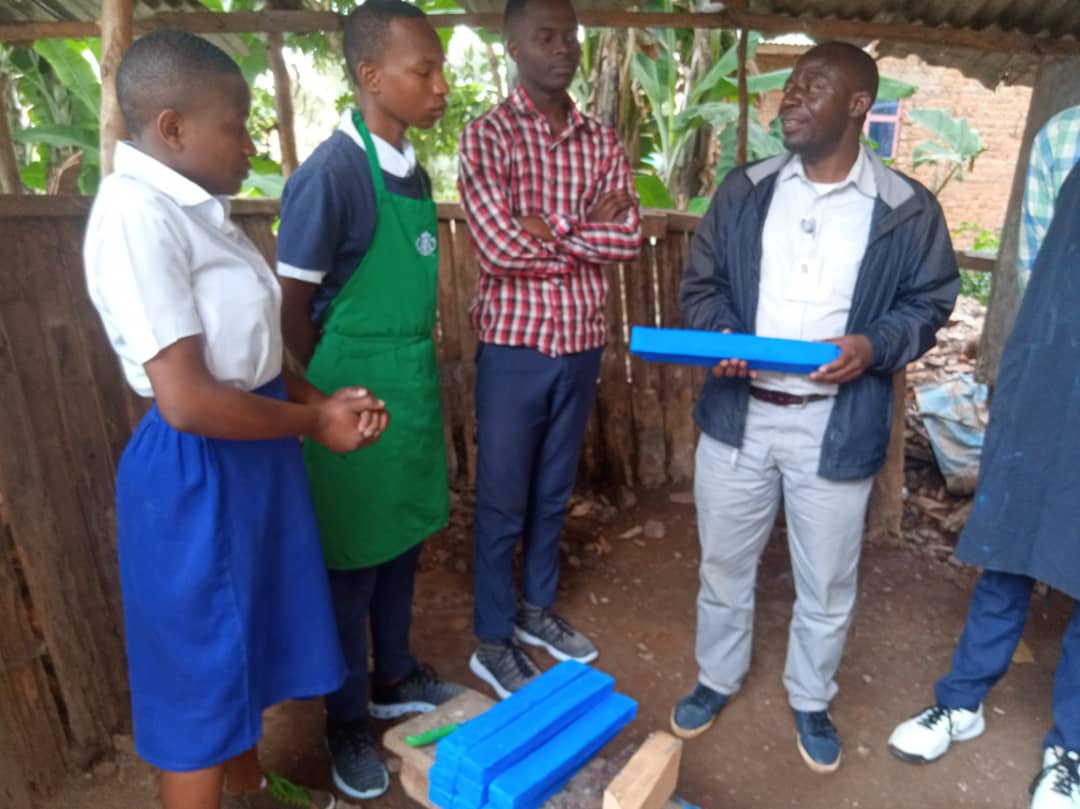 NpcypD's tweet photo. #Sud_Kivu: Sous l'encadrement de #DUDP à travers le projet #YAPP de NPCYP, les jeunes sont en pleine fabrication des savons pour la consolidation de la paix dans la ville de Bukavu.
#actiondesjeunespourlapaix
@peacedirect @PoleInstitute @radiookapi @SFCG_ https://t.co/svT4spyjnx