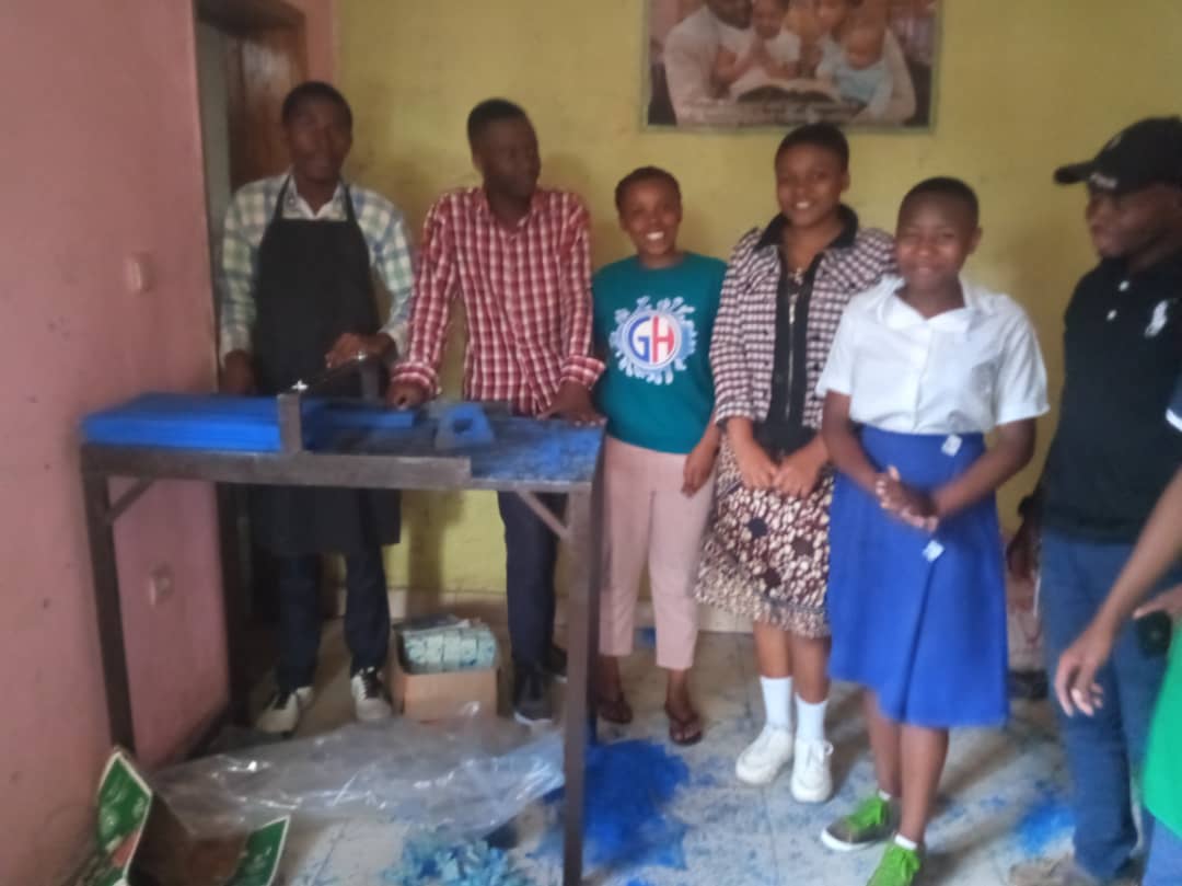 NpcypD's tweet photo. #Sud_Kivu: Sous l'encadrement de #DUDP à travers le projet #YAPP de NPCYP, les jeunes sont en pleine fabrication des savons pour la consolidation de la paix dans la ville de Bukavu.
#actiondesjeunespourlapaix
@peacedirect @PoleInstitute @radiookapi @SFCG_ https://t.co/svT4spyjnx