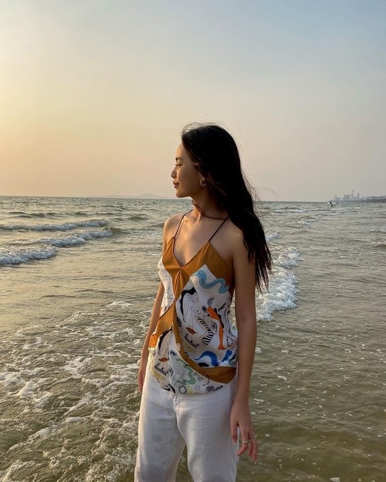 GIRLSINF4's tweet photo. i told sunset about her

#fah #fahyongwaree https://t.co/9Mzy4rEvY8