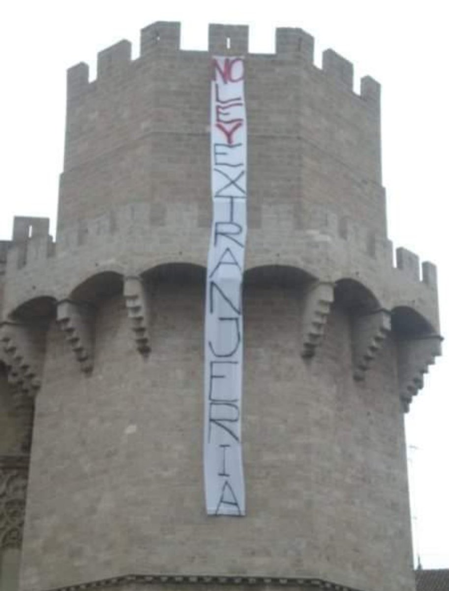 CIEsNO's tweet photo. ¡La Ley de Extranjería mata! ¡No a la Ley de Extranjería!

(Foto:Torres de Serranos, València, 2009)

#CIEsNO #RegularizacionYa #CIE #LOEX #NoBorders #StopDeportaciones #TorresDeSerranos #DretAmigrar #DerechoAmigrar https://t.co/7XnwBfMKVF