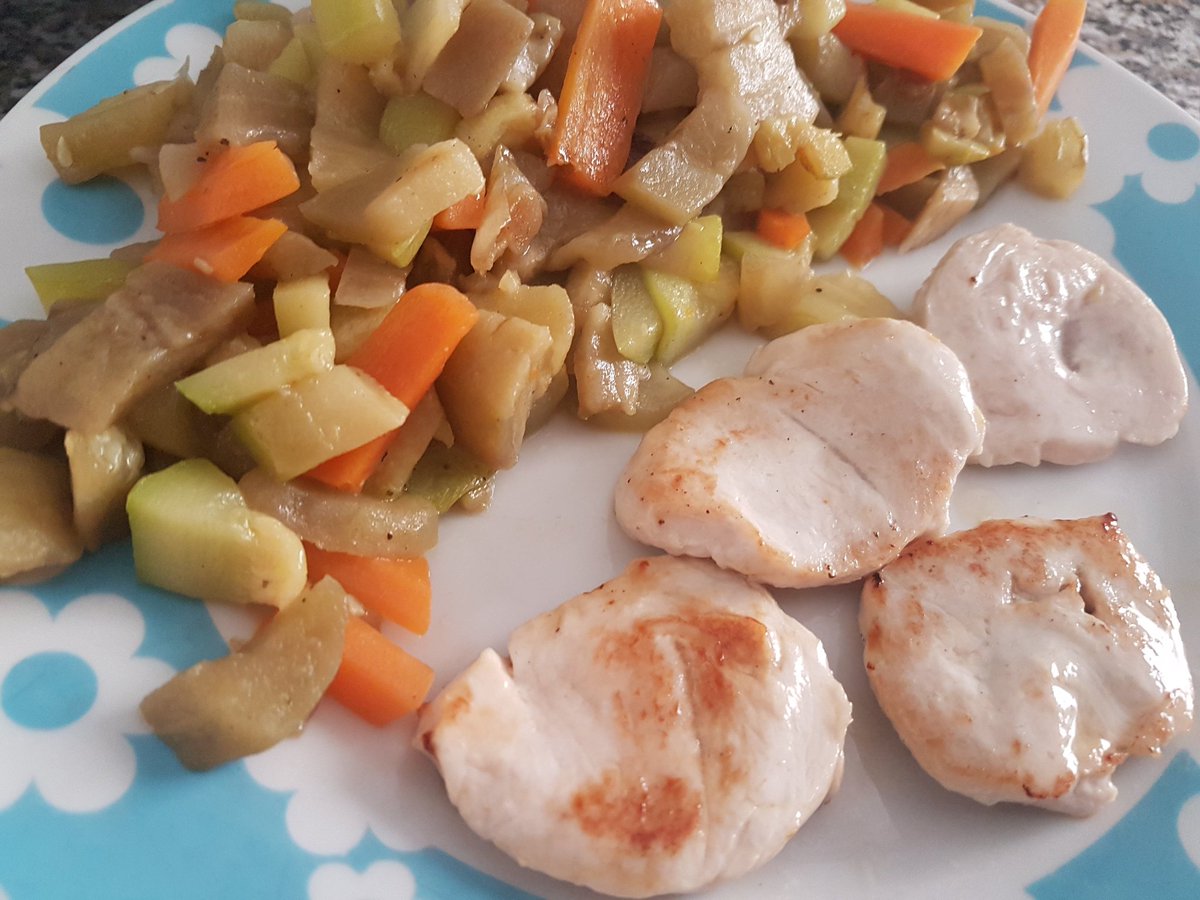 Hola Vianderos, hoy comemos parrillada de verduras con medallones de solomillo de pavo. 
#verdura  #calabacines #pavo #rico #meat #curry #saludable #sal #comidamediterranea #eat #acomer #tomate #hayqueprobarlo #food #healthy #homecooking #instalike #delicius #instagood #nutritius