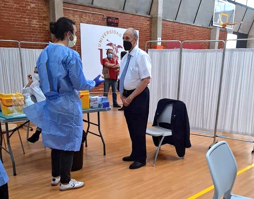 - DON MANUE SE SIENTA POR FAVO
- PRIMERAMENTE PONGAME CON ER DIRESTOR DER BANCO HISPANOAMERICANO