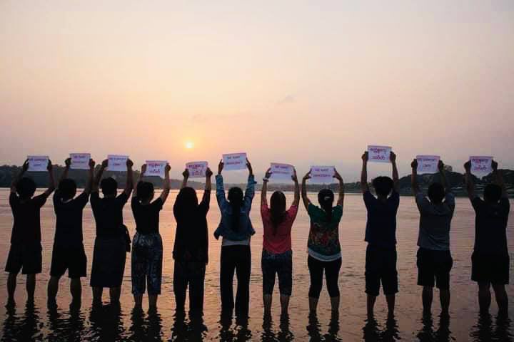 HsuChiKo1's tweet photo. Anti-dictatorship paper boat strike staged on the Chindwin River in Homalin town.
#WhatsHappeningInMyanmar 
#Apr19Coup 
#WeSupportNUG https://t.co/V0PFRVHwKa