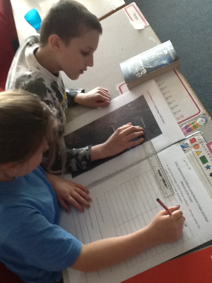 ClassJ7MrsJones's tweet photo. Today, J7 have been measuring the craters of the #Moon ! 🌝🚀🌜🌗 https://t.co/RNNeL6HEHZ
