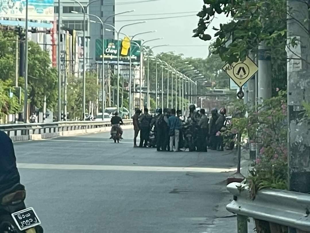 Mandalay: 

Terrorists (#Myanmar security forces) are checking all cars passing through 78th Street (29x30 Streets). Confiscating motorcycles and checking tattoos. 

#WhatsHappeningInMyanmar #Apr19Coup #MilkTeaAlliance